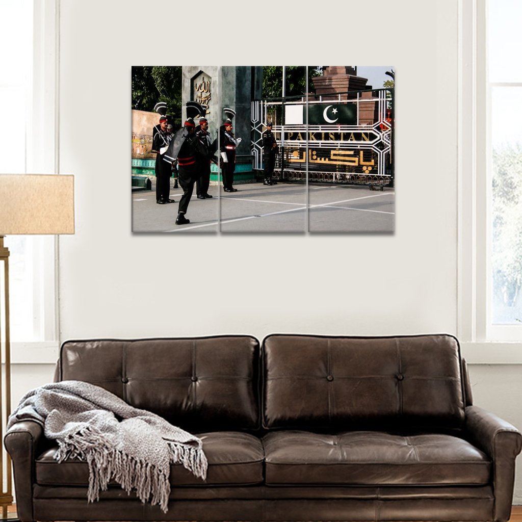 Canvas SetsThe marching Pakistani guards in national uniform at the ceremony of lowering the flags